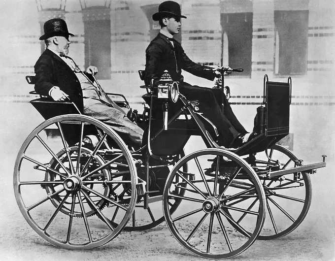 Gottlieb Daimler und Wilhelm Maybach entwarfen den Motorwagen in 1885