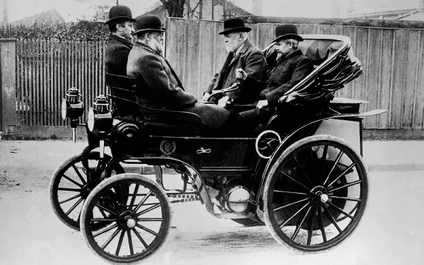 Gottlieb Daimlers riemengetriebenes Auto, 1895