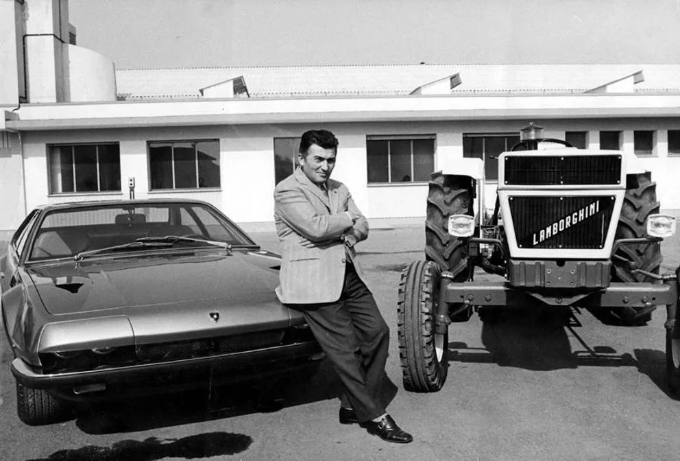 Ferruccio Lamborghini mit einem Jarama und einem Traktor seiner Marke, 1970