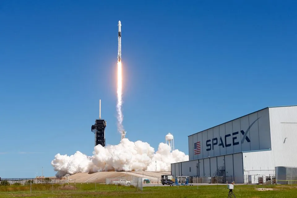 SpaceX Falcon 9-Rakete mit Dragon-Modul startet