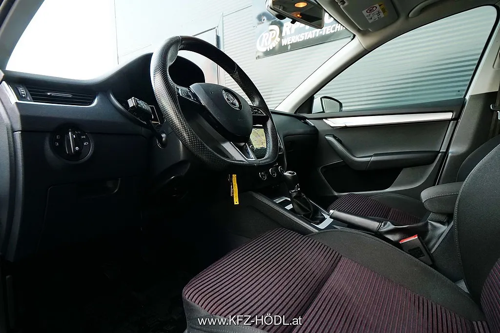 Skoda Octavia Combi 2,0 TDI Style Image 10
