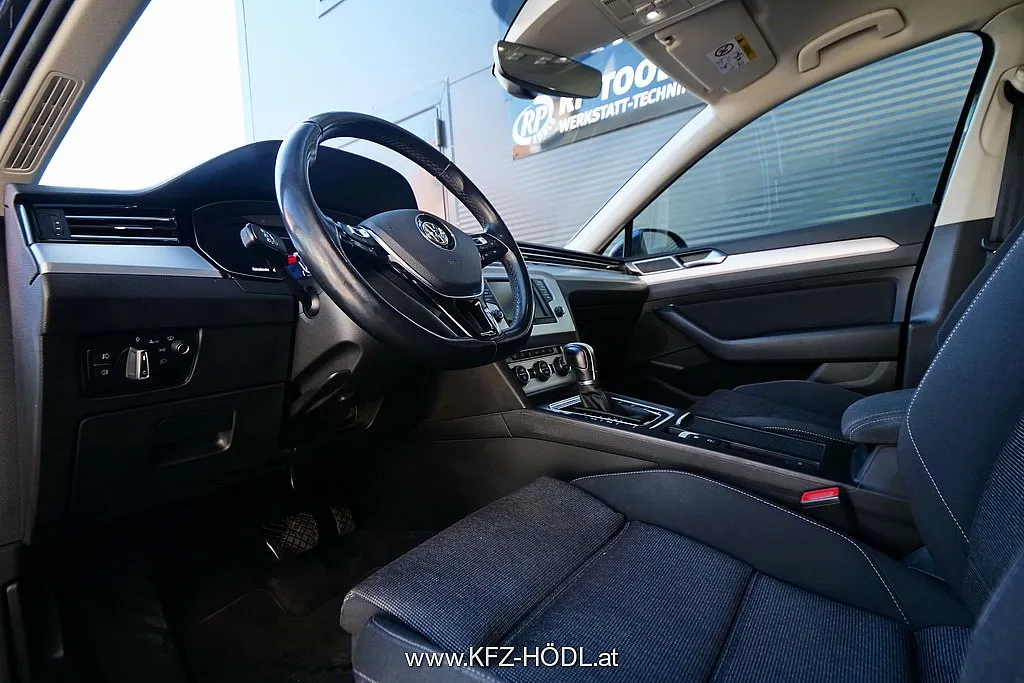 Volkswagen Passat Variant SCR Highline TDI 4Motion DSG Image 10