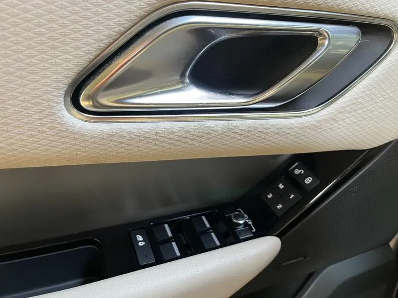 Land Rover Range Rover Velar P380 3.0 V6 Supercharged R-Dynamic (EU6b) Image 14