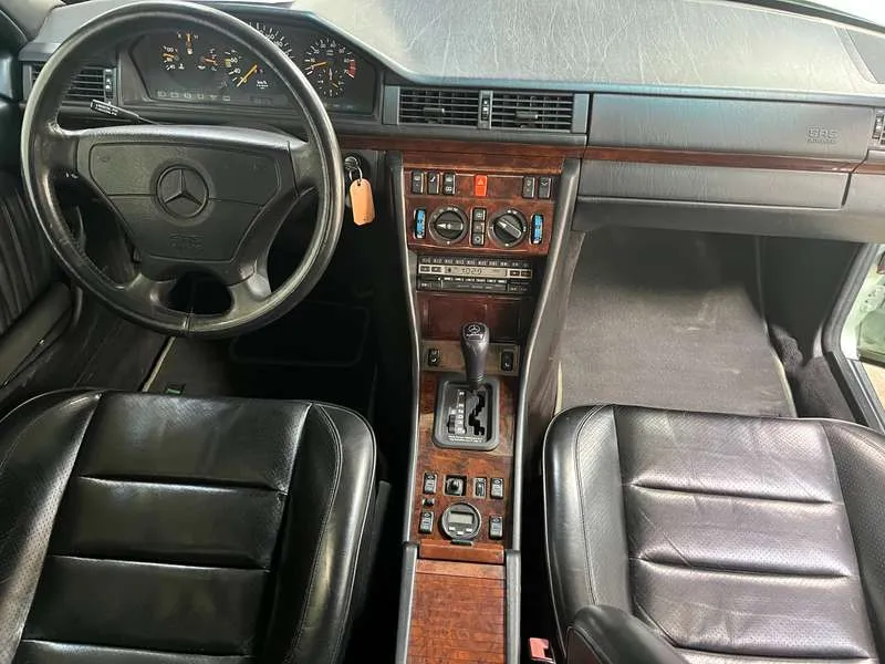 Mercedes-Benz E 500 Oldtimer Image 7