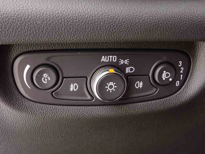 Opel Insignia 2.0 CDTi 170 Sportstourer Edition + GPS Image 9