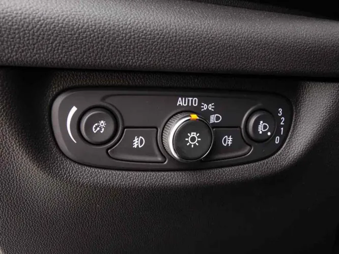 Opel Insignia 2.0 CDTi 170 AT8 Sportstourer Edition + GPS Image 9
