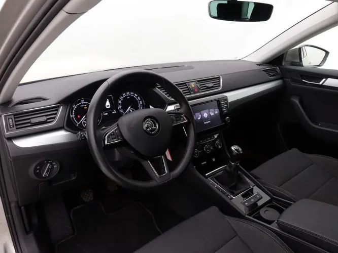 Skoda Superb 1.6 TDi 120 Combi Ambition + GPS + Camera + Winter Pack Image 9