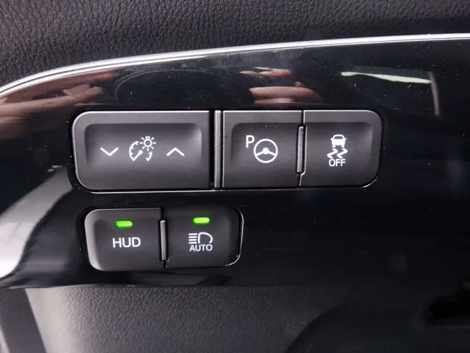Toyota Prius 1.8i VVT-i CVT Hybrid Lounge + GPS Image 9