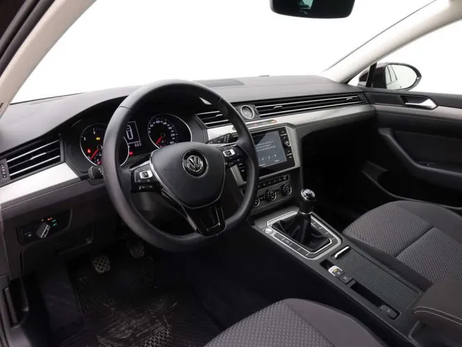 Volkswagen Passat Variant 1.6 TDi 120 Trendline Plus + GPS + ALU + Privacy Glass Image 8