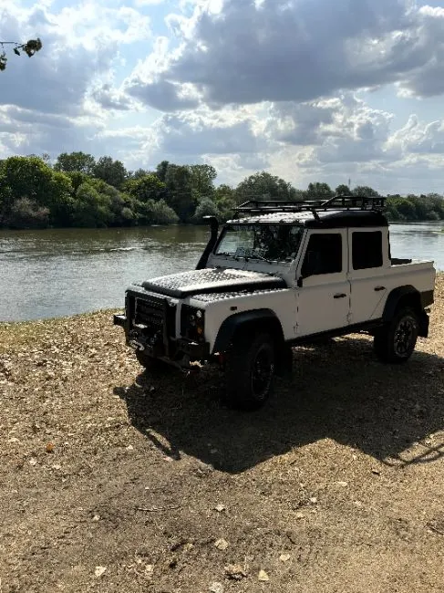 Land Rover Defender Pick Up Truck Crew Cab 110 Image 6