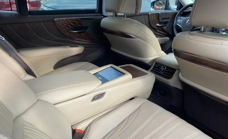 Lexus LS 500 AWD Luxury Image 7