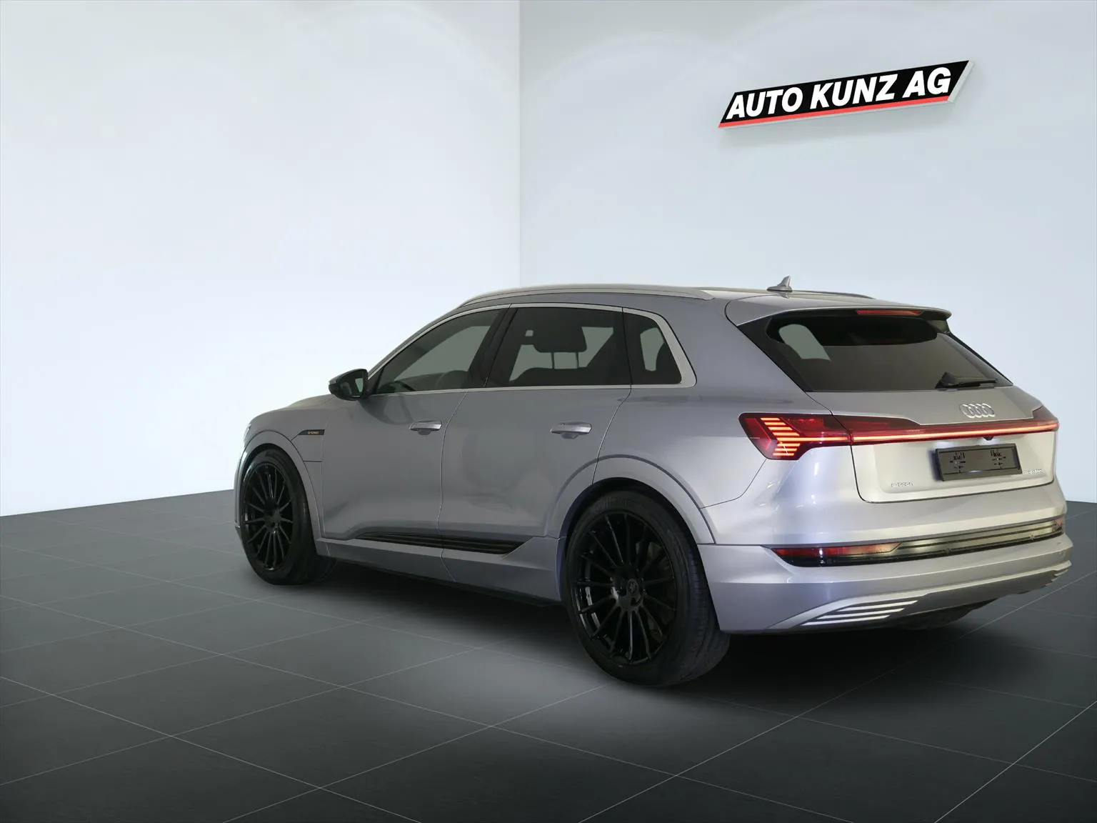 Audi e-tron 55 S-Line Advanced quattro Spezial Elektro  Image 2