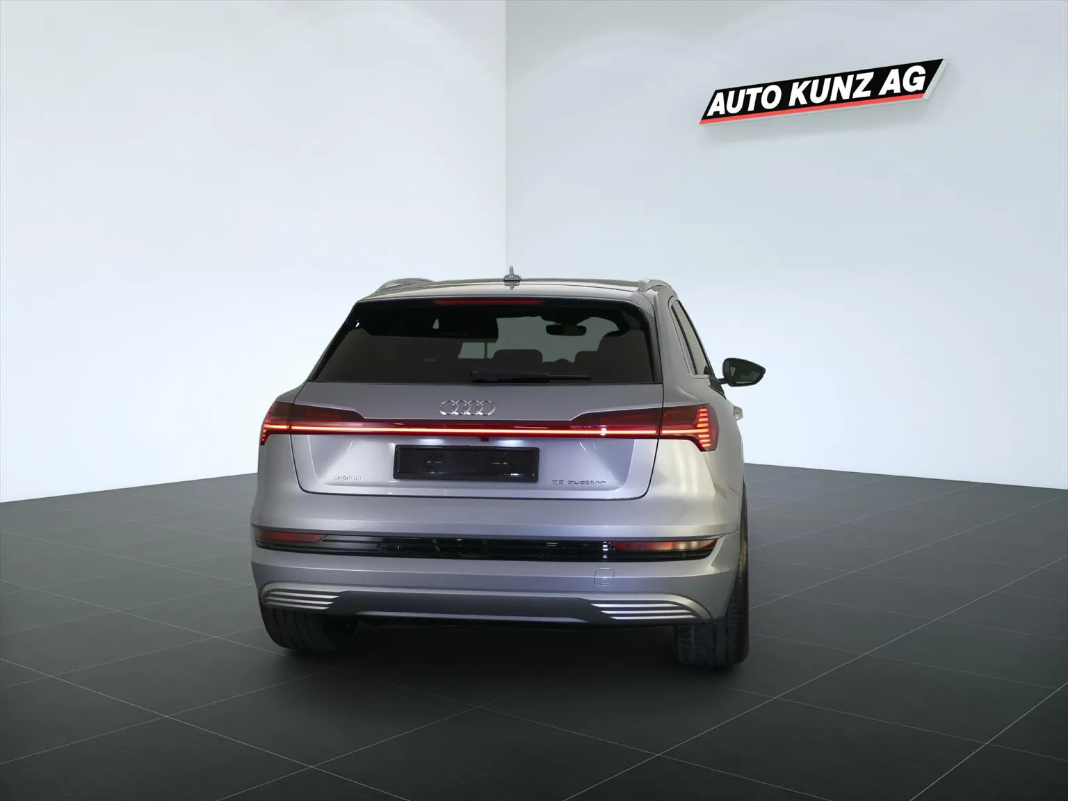 Audi e-tron 55 S-Line Advanced quattro Spezial Elektro  Image 4