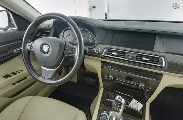BMW 740 740 dA F01 Sedan xDrive *Suomi-auto / Neliveto / Nahkaverhoilu / Sähköpenkit muistilla / Navigointi / Tutkat + Kamera* - Autohuumakorko 1,99%+kulut - Image 7