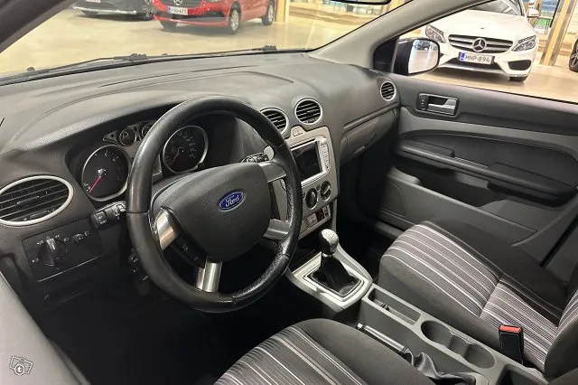 Ford Focus 1,8 125h M5 5-ovinen *Vakkari / Moottorinlämmitin / Koukku / Ilmastointi* Image 6