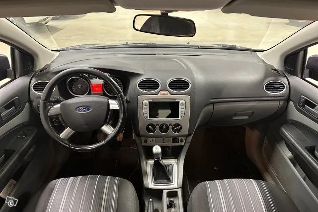 Ford Focus 1,8 125h M5 5-ovinen *Vakkari / Moottorinlämmitin / Koukku / Ilmastointi* Image 7