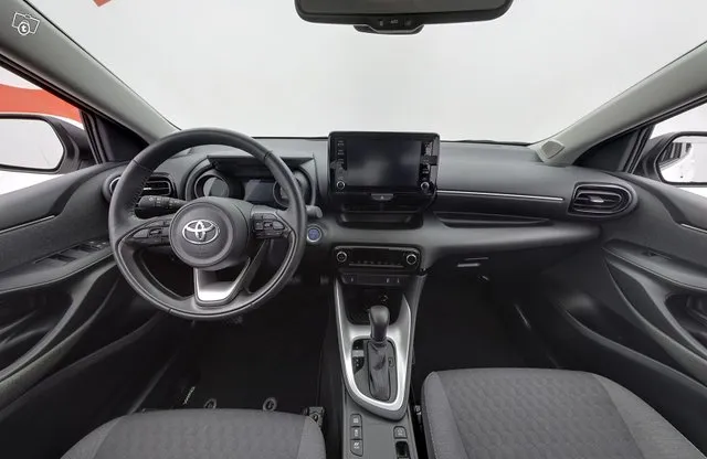 Toyota Yaris 1,5 Hybrid Style - 1 omistaja / 18