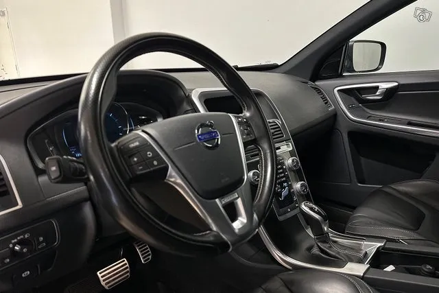 Volvo XC60 D4 AWD R-Design aut Lasikatto / 2 renkaat / m-liikkeen huoltokirja Image 9
