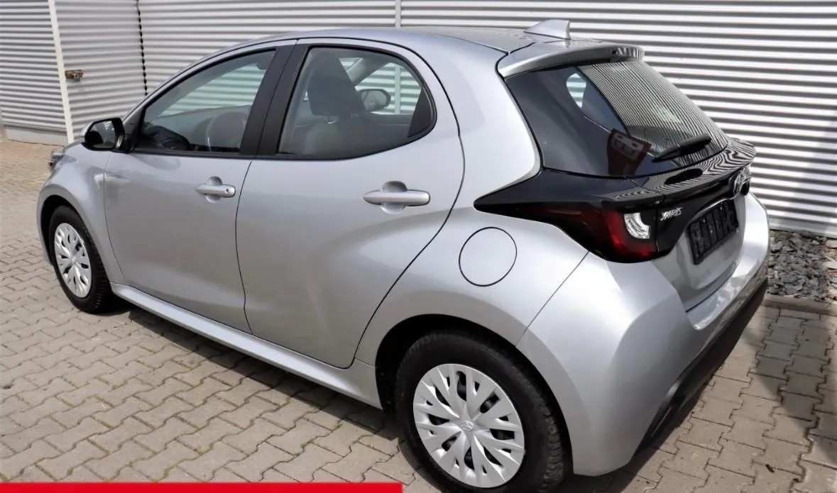 TOYOTA Yaris  Image 2