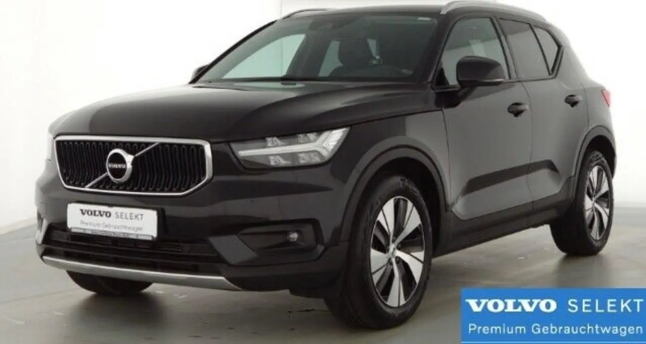 VOLVO XC40 D4 AWD Geartronic Momentum Image 1
