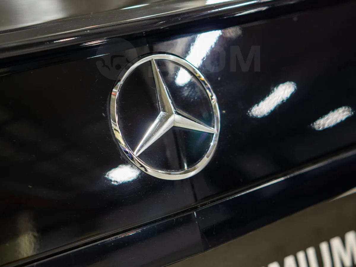 Mercedes-Benz E-Class  Image 9