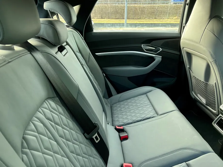 Audi e-tron 55 Quattro 408PS Sportback  Thumbnail 6